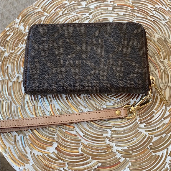 Michael Kors wristlet - Picture 2 of 5